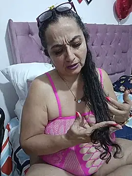 Snapshot of AlessandraLeroy chatting on March 5, 3:24 am AlessandraLeroy online show from March 5, 3:24 am