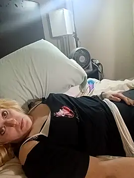 Snapshot of KITTYBOOBOOFUXX chatting on November 25, 10:15 am KITTYBOOBOOFUXX online show from November 25, 10:15 am