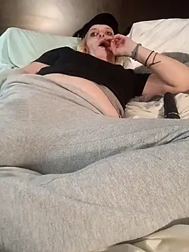 Snapshot of KITTYBOOBOOFUXX chatting on November 26, 12:33 am KITTYBOOBOOFUXX online show from November 26, 12:33 am