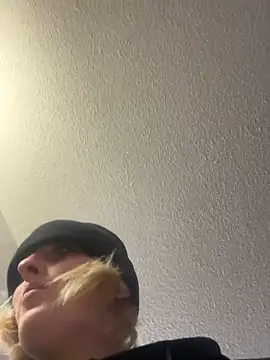 Snapshot of KITTYBOOBOOFUXX chatting on December 16, 7:13 am KITTYBOOBOOFUXX online show from December 16, 7:13 am