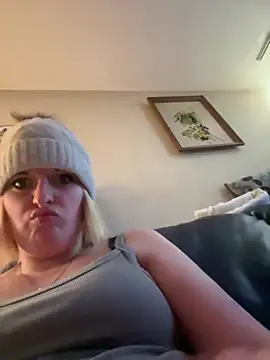 Snapshot of KITTYBOOBOOFUXX chatting on February 2, 5:28 am KITTYBOOBOOFUXX online show from February 2, 5:28 am