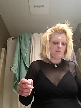 Snapshot of KITTYBOOBOOFUXX chatting on February 17, 9:28 am KITTYBOOBOOFUXX online show from February 17, 9:28 am