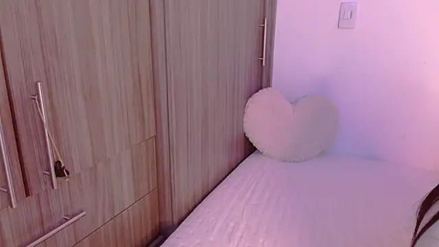 Snapshot of Oliviargf chatting on November 8, 12:11 am Oliviargf online show from November 8, 12:11 am