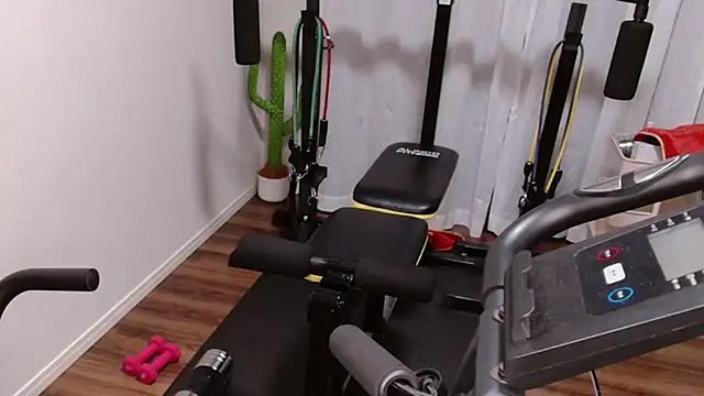 Snapshot of Stretch-man chatting on April 15, 7:10 pm Stretch-man online show from April 15, 7:10 pm