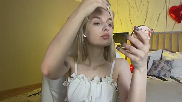 Snapshot of _Vikky_Moon_ chatting on March 27, 1:00 am Vikky Moon online show from March 27, 1:00 am