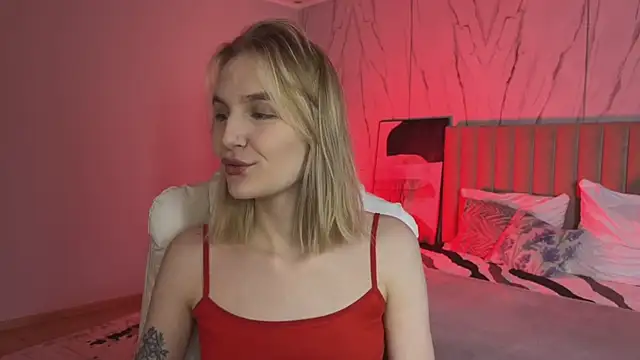 Snapshot of _Vikky_Moon_ chatting on April 17, 12:57 am Vikky Moon online show from April 17, 12:57 am