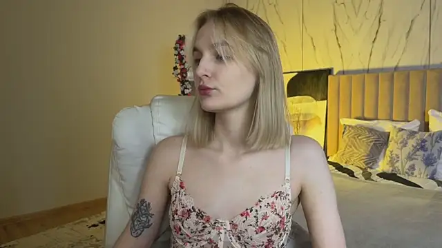 Snapshot of _Vikky_Moon_ chatting on April 18, 12:47 am Vikky Moon online show from April 18, 12:47 am