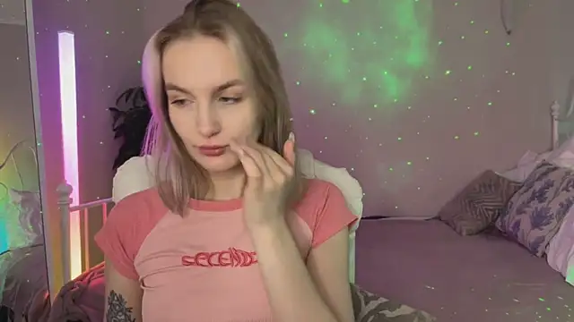 Snapshot of _Vikky_Moon_ chatting on May 18, 12:51 am Vikky Moon online show from May 18, 12:51 am