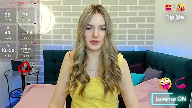 Snapshot of EvelineAmore chatting on April 6, 8:37 am EvelineAmore online show from April 6, 8:37 am