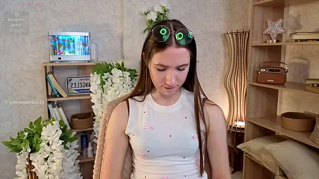 Snapshot of Kira_mindnes chatting on September 18, 6:15 am Kira mindnes online show from September 18, 6:15 am