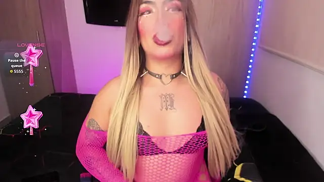 Snapshot of Sophie_whitexxx chatting on March 22, 6:17 am Sophie whitexxx online show from March 22, 6:17 am