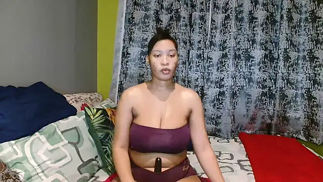 Snapshot of Tallwildnspicey98 chatting on June 18, 4:57 am Tallwildnspicey98 online show from June 18, 4:57 am