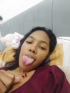 Snapshot of willow_smitt chatting on February 19, 1:45 am willow smitt online show from February 19, 1:45 am