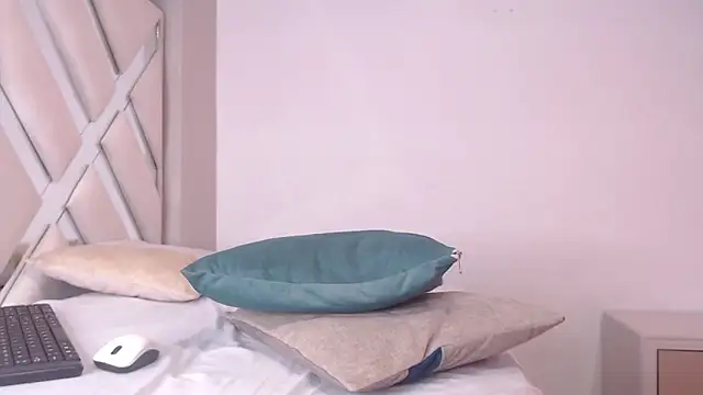 Snapshot of willow_smitt chatting on April 19, 6:21 pm willow smitt online show from April 19, 6:21 pm