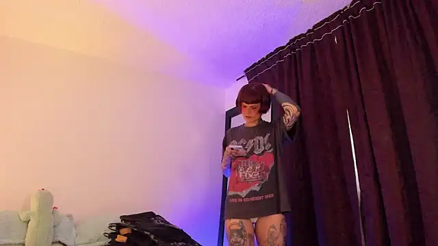 Snapshot of Alessamoth chatting on February 10, 8:57 pm Alessamoth online show from February 10, 8:57 pm