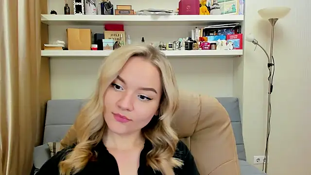 Kara Smith  online show from February 14, 9:32 pm