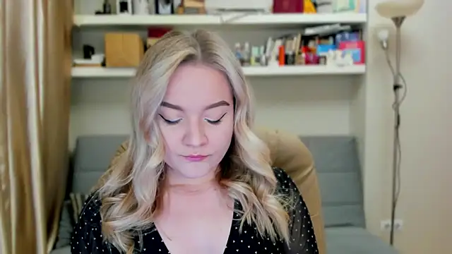 Kara Smith  online show from October 3, 9:01 pm