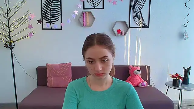 Snapshot of LilyHaart chatting on March 14, 6:32 am LilyHaart online show from March 14, 6:32 am