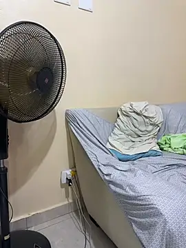 Snapshot of fragance21 chatting on April 12, 2:05 am fragance21 online show from April 12, 2:05 am