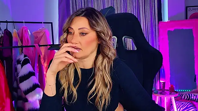 SarahAlluring online show from May 2, 1:27 pm