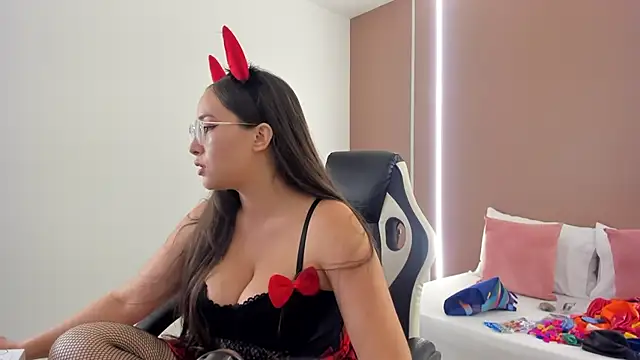 sophia martinezz  online show from October 17, 7:49 pm