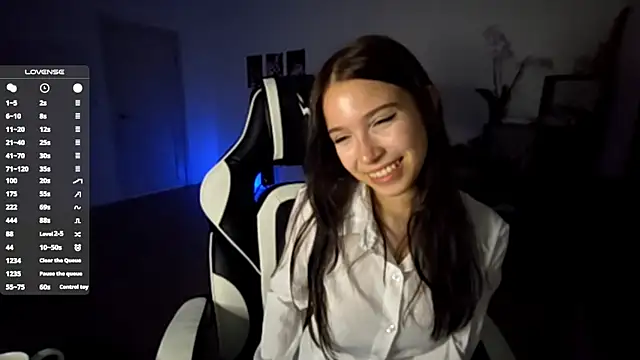 Snapshot of MayAgard chatting on October 24, 7:32 pm MayAgard online show from October 24, 7:32 pm