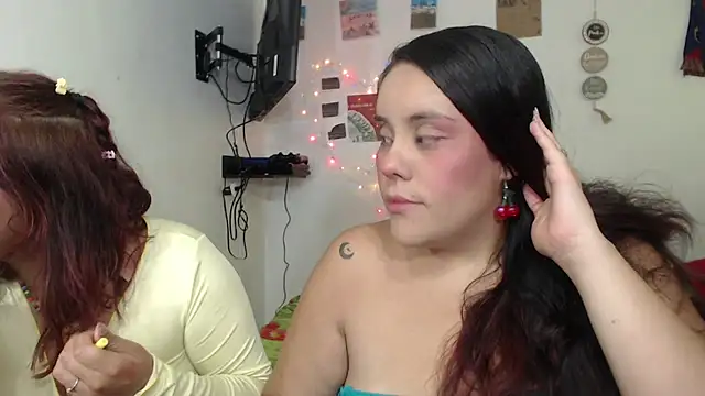 Snapshot of nicky_andcamil chatting on March 13, 9:32 pm nicky andcamil online show from March 13, 9:32 pm