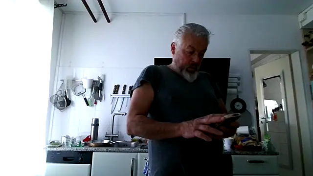 Berg Boy online show from April 3, 5:49 am