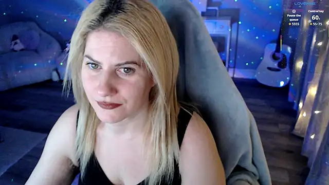 Snapshot of BellaStar84 chatting on February 12, 12:11 pm BellaStar84 online show from February 12, 12:11 pm