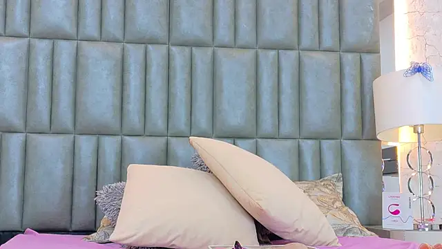 Snapshot of CamilaJohnston chatting on May 19, 1:22 am CamilaJohnston online show from May 19, 1:22 am