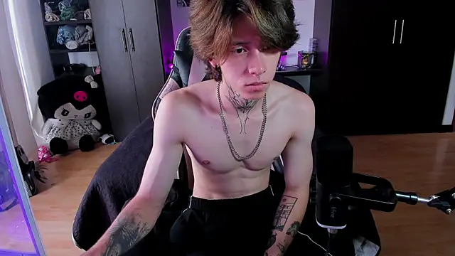 Snapshot of xIce_Boy chatting on April 1, 4:59 pm xIce Boy online show from April 1, 4:59 pm