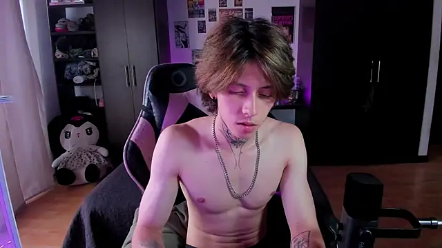 Snapshot of xIce_Boy chatting on April 3, 9:46 pm xIce Boy online show from April 3, 9:46 pm