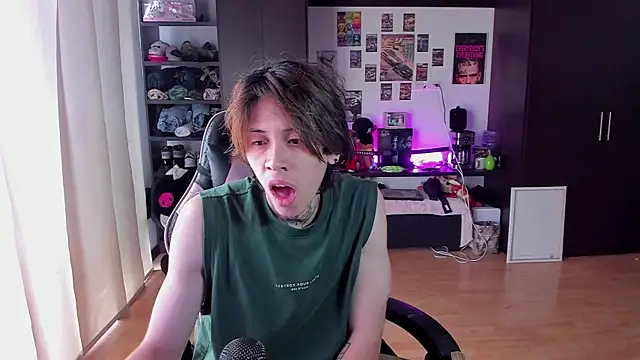 Snapshot of xIce_Boy chatting on April 16, 4:30 pm xIce Boy online show from April 16, 4:30 pm