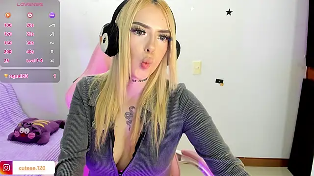 Snapshot of Emma_cute11 chatting on April 1, 9:34 pm Emma cute11 online show from April 1, 9:34 pm