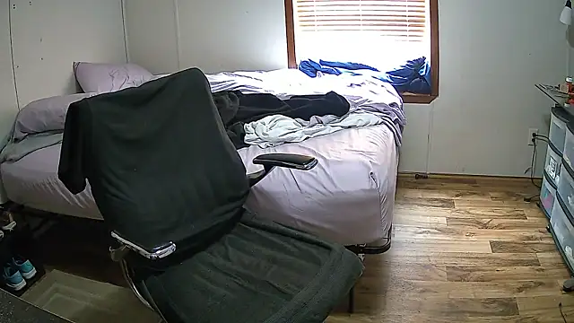 Snapshot of Muffdiver718 chatting on March 15, 3:16 pm Muffdiver718 online show from March 15, 3:16 pm