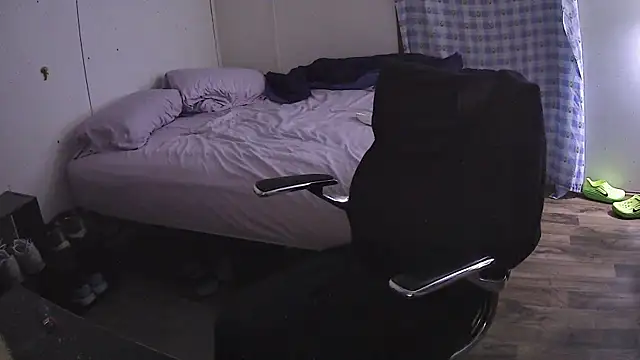 Snapshot of Muffdiver718 chatting on March 21, 9:56 am Muffdiver718 online show from March 21, 9:56 am