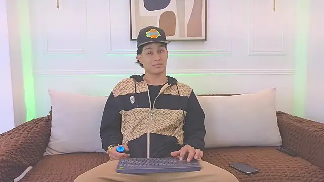 Snapshot of Stone_grey1_ chatting on April 28, 3:44 am Stone grey1 online show from April 28, 3:44 am