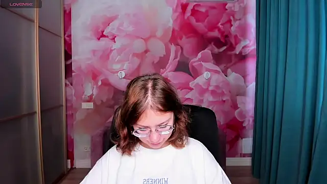 Snapshot of AngelinaLow chatting on October 2, 11:28 am AngelinaLow online show from October 2, 11:28 am