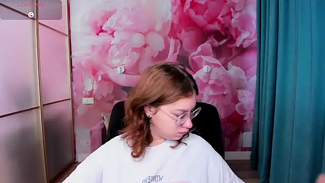 Snapshot of AngelinaLow chatting on October 18, 5:21 am AngelinaLow online show from October 18, 5:21 am