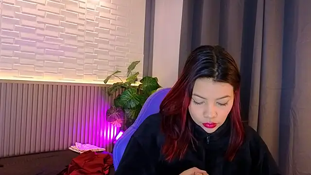 TiffanyWalk online show from December 5, 10:35 am