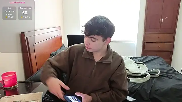 Snapshot of lukeboyce33 chatting on February 18, 6:59 pm lukeboyce33 online show from February 18, 6:59 pm