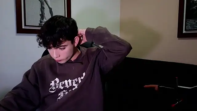 Snapshot of lukeboyce33 chatting on April 8, 3:06 am lukeboyce33 online show from April 8, 3:06 am