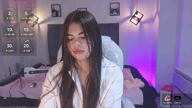 Pretty Johnson  online show from May 10, 1:16 pm