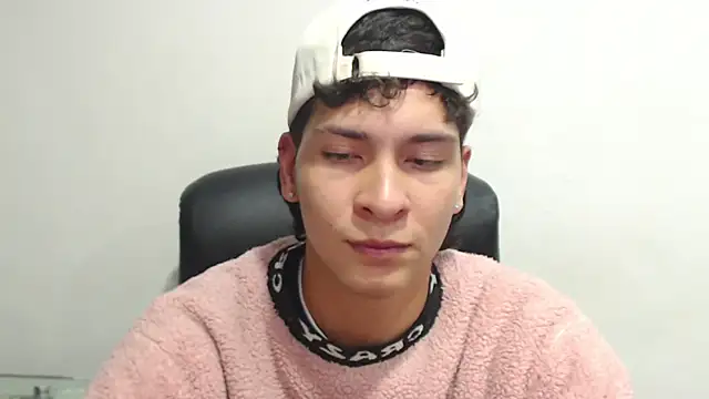 Snapshot of Jhojan_twink chatting on March 15, 12:47 am Jhojan twink online show from March 15, 12:47 am