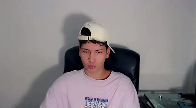 Snapshot of Jhojan_twink chatting on March 22, 4:04 pm Jhojan twink online show from March 22, 4:04 pm