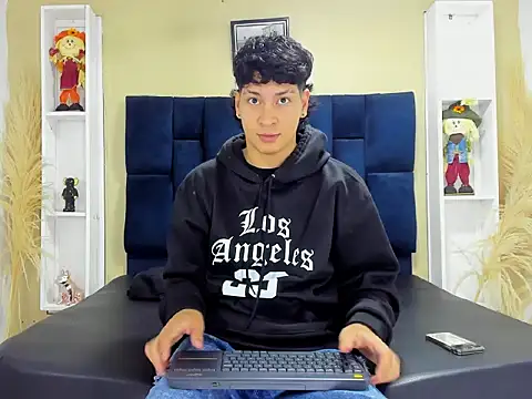 Snapshot of Jhojan_twink chatting on September 21, 11:23 am Jhojan twink online show from September 21, 11:23 am