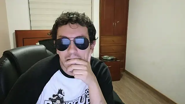 Snapshot of hardaftercum chatting on March 18, 7:19 am hardaftercum online show from March 18, 7:19 am