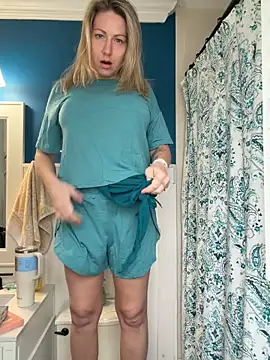 LittleMsMILF online show from March 19, 6:56 pm