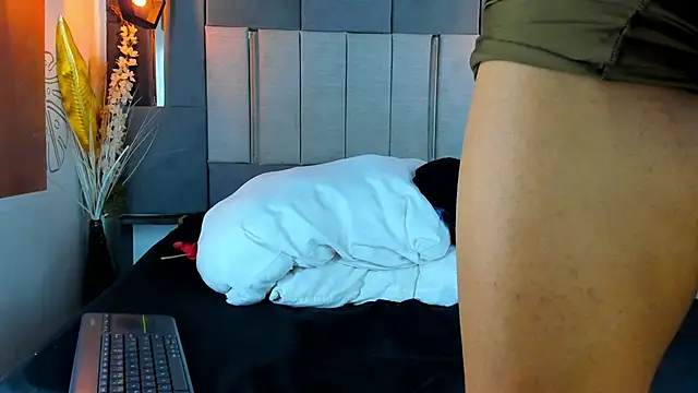 Snapshot of LilithAndKai chatting on March 21, 7:11 am LilithAndKai online show from March 21, 7:11 am