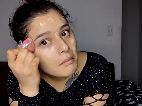 Snapshot of LilithAndKai chatting on November 27, 8:33 pm LilithAndKai online show from November 27, 8:33 pm